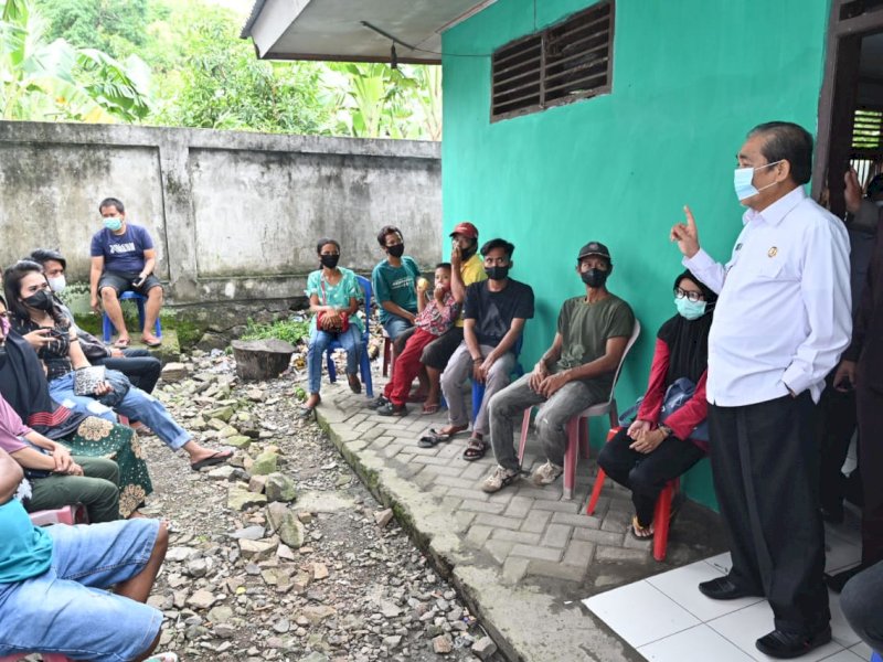 Bupati Sidrap Dollah Mando sapa peserta vaksinasi. (Foto: Ist)