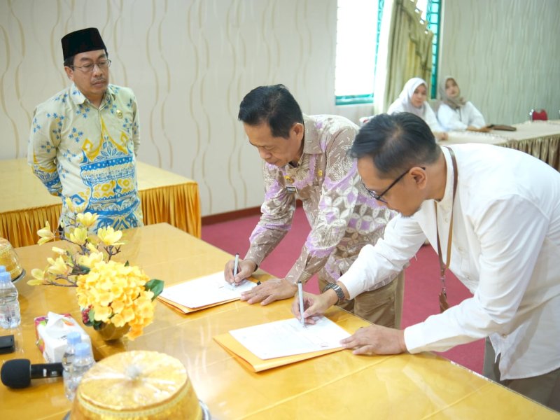 Penandatanganan MoU oleh Rektor IAIN dan Branch Manager BSI. 