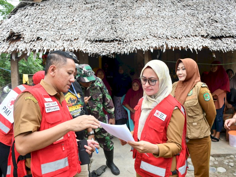 Bupati IDP menyerahkan bantuan kepada korban bencana angin puting beliung di Kecamatan Sabbang. 