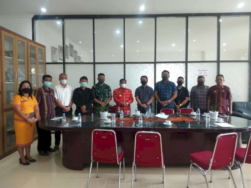 Bupati Torut Yohanis Bassang foto bersama usai rapat Kominda. (Foto: Ist)