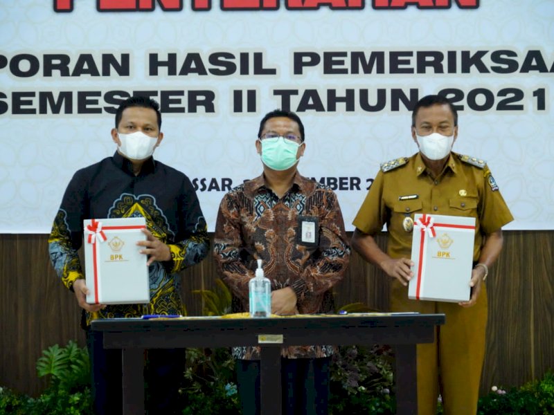 Kepala BPK Sulsel serahkan LHP Pemkab Bone. (Foto: Ist)