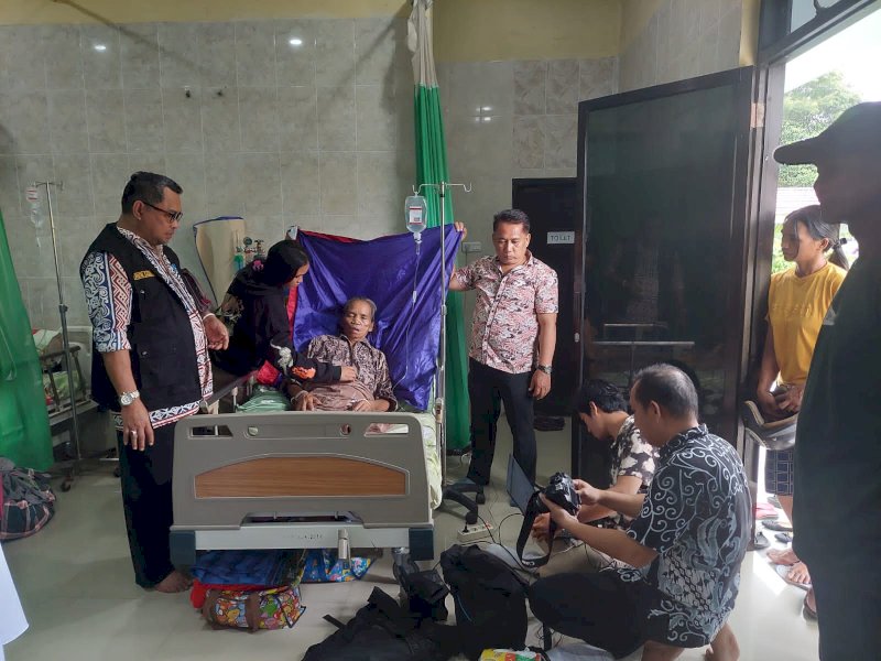 Disdukcapil Lutra melakukan perekaman e-KTP terhadap warga yang sakit. 