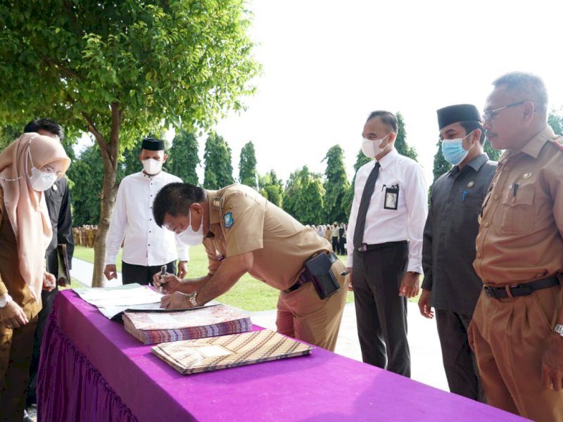 Penandatanganan MoU disaksikan  Bupati Bulukumba Muchtar Ali terkait  zakat ASN. (foto: Ist)