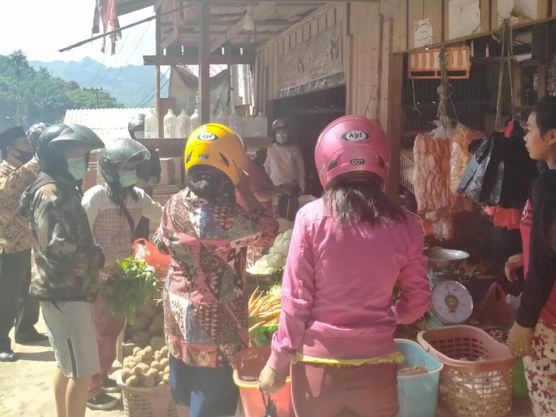 Welem Sambolangi menyambangi dan menegur orang yang sedang berkerumun di Kios Erlis penjual barang campuran di Kelurahan Batupapan, Kecamatan Makale