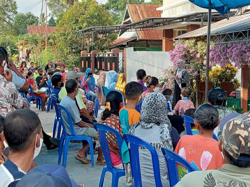 Indah Putri Indriani sat menyapa warga Desa Bakka. 