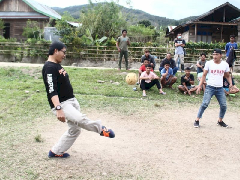 Calon Wakil Bupati Lutra, Suaib Mansur saat bermain takraw bersama warga Rampi. 