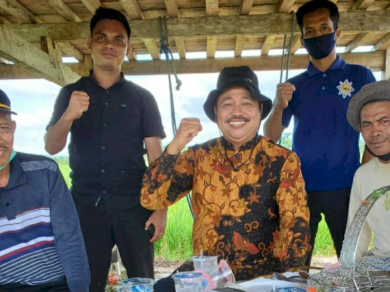 Mantan Ketua IKA UNM, Andi Djamarro Dulung (batik). 