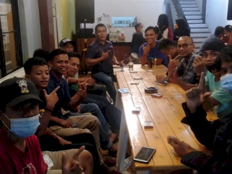 Silaturahmi Pemuda Milenial Sabbang Selatan saat silaturahmi dengan Ketua Tim Pemenangan BISA, Karemuddin. 