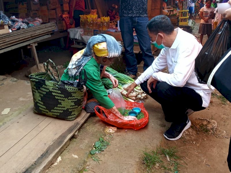 Albertus Patarru saat bercengkrama dengan warga. 