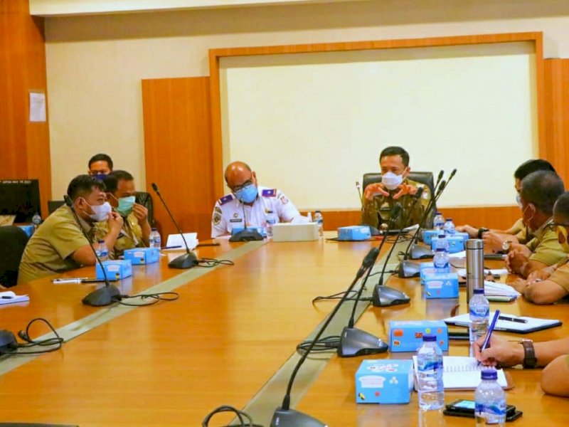 PJ Wali Kota Makassar, Rudy Djamaluddin saat mengumpulkan seluruh camat. 