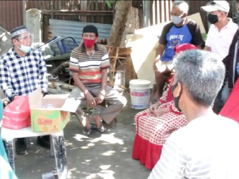 Deng Ical saat berbincang dengan warga Kelapa Tiga. 