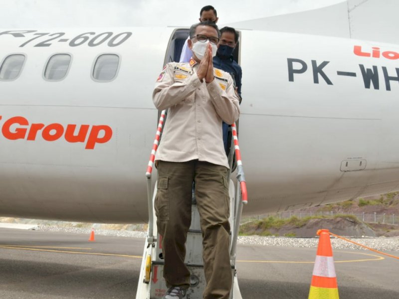 Gubernur Sulsel Nurdin Abdullah saat tiba di Bandara Toraja. 