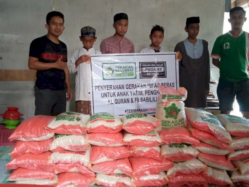 Penyaluran bantuan beras dari Paskas Bone. 