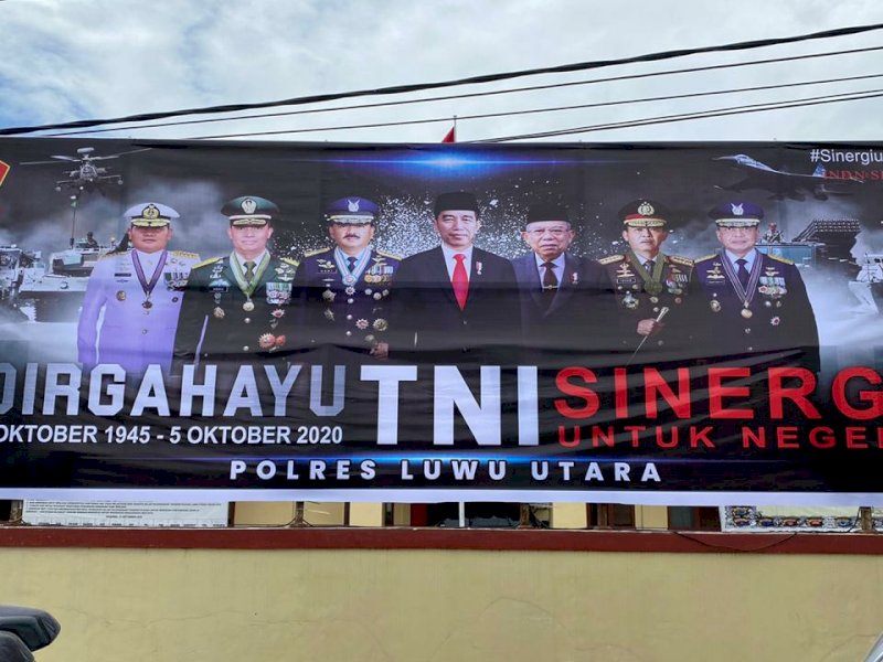 Spanduk ucapan HUT TNI ke-75 di depan Mako Polres Lutra. 