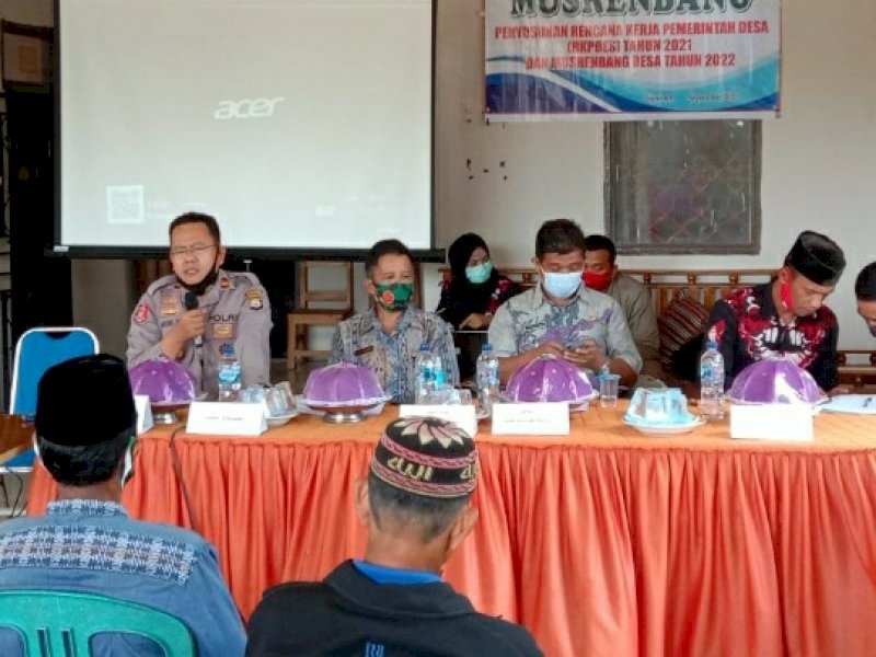 Kapolsek Kindang, Iptu Muh Ali saat sosialisasi Pilkada Damai. 