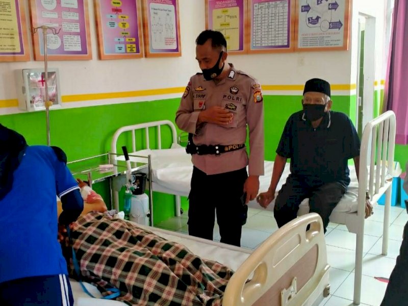 La Nuhun saat mendapatkan perawatan medis di Puskesmas Lamuru. 