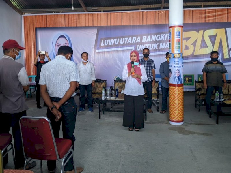 Calon Bupati Lutra, Indah Putri Indriani saat mengukuhkan struktur zona dua. 