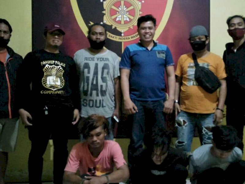 Pelaku pencuri benda pusaka dan ayam di Pangkep saat diamankan petugas. 