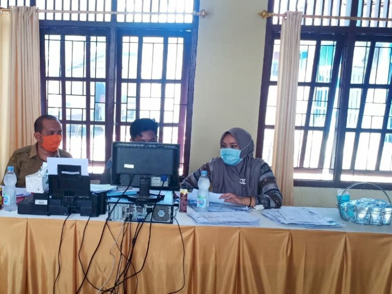 Pelayanan administrasi kependudukan di Kecamatan Malangke. 