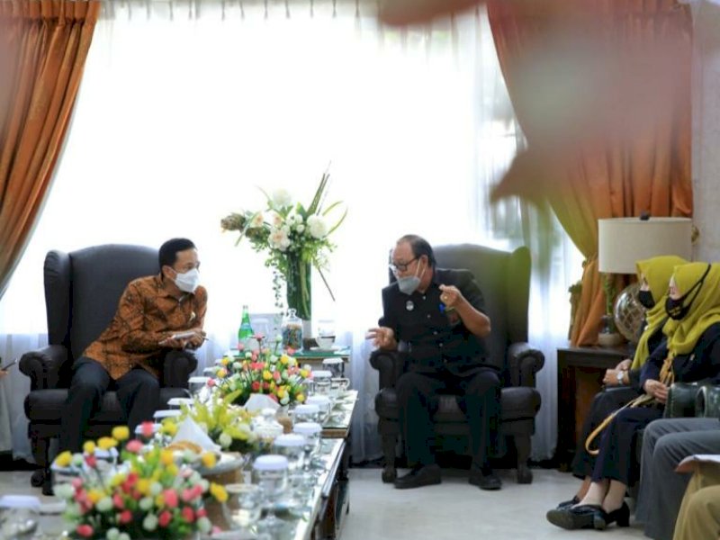 PJ Wali Kota Makassar Rudy Djamaluddin saat menerima kunjungan Ketua Pengadilan Agama Makassar Muhadin. 