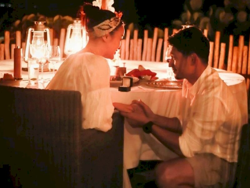 Ibnu Jamil saat melamar kekasihnya. 