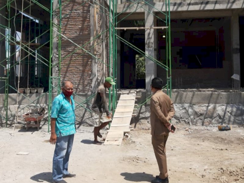 Bupati Bantaeng Ilham Azikin saat meninjau pembangunan Pusat Layanan Terpadu. 