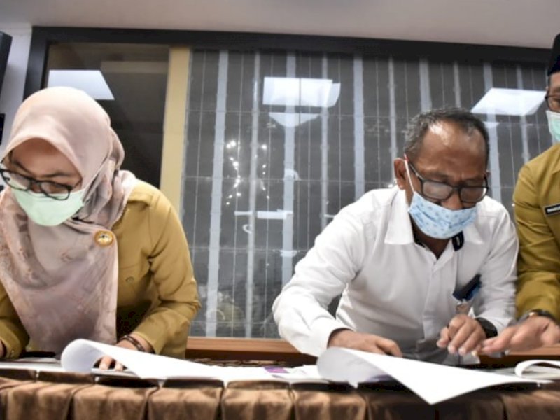 Bupati Lutra Indah Putri Indriani saat melakukan MoU. 