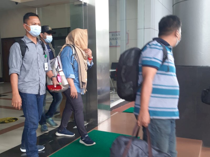 Lisa, terpidana Korupsi Pengadaan Peralatan LAB UNM saat dijemput Tim Kejari Makassar. 