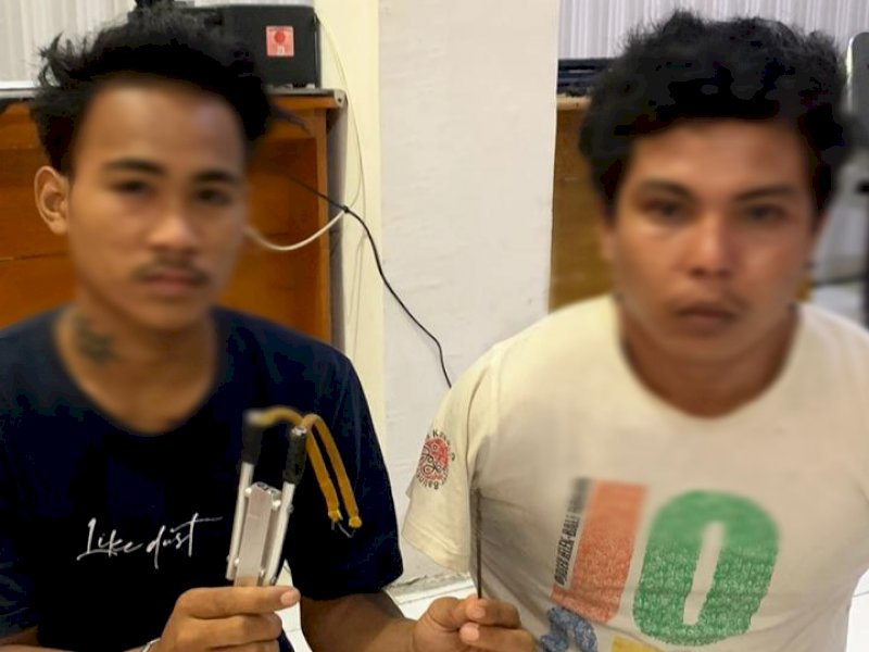 Dua pelaku pembusuran Mahasiswa di Bulukumba saat diamankan petugas. 
