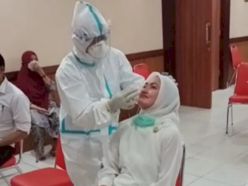 Bupati Lutra Indah Putri Indriani menjalani swab antigen. 