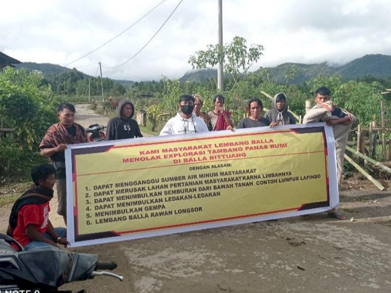 Warga membentang spanduk menolak eksplorasi tambang di Tator. 