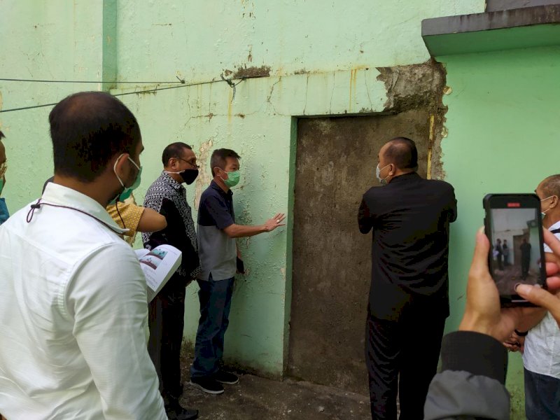Majelis Hakim saat meninjau lokasi perusakan ruko di Jalan Buru. 