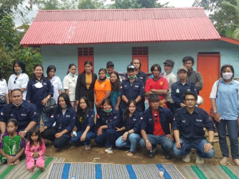 Tim AAT saat menyerahkan kunci bedah rumah ke Nenek Nitti di Torut. 