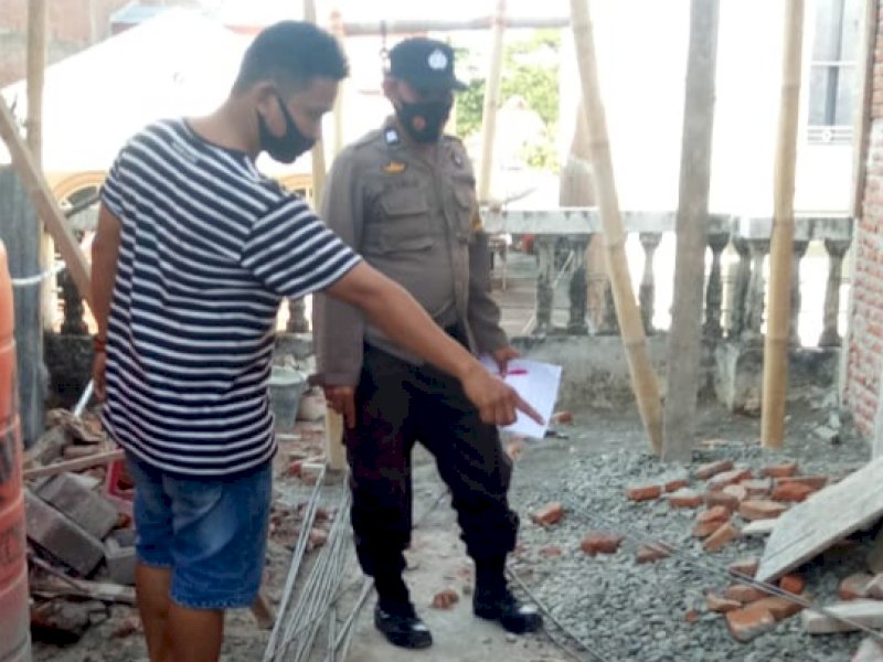 Personel Polsek Tempe saat mengecek TKP. 