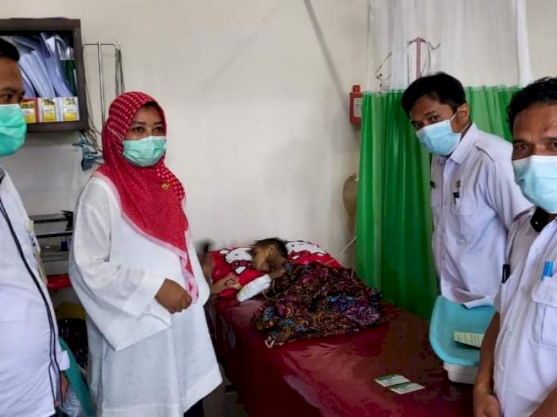 Pasien gizi buruk ditangani tim medis RS Lamadukelleng, Wajo. 