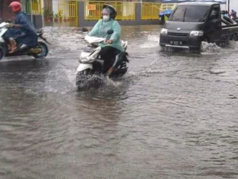 Banjir melanda Makassar sejak siang tadi.