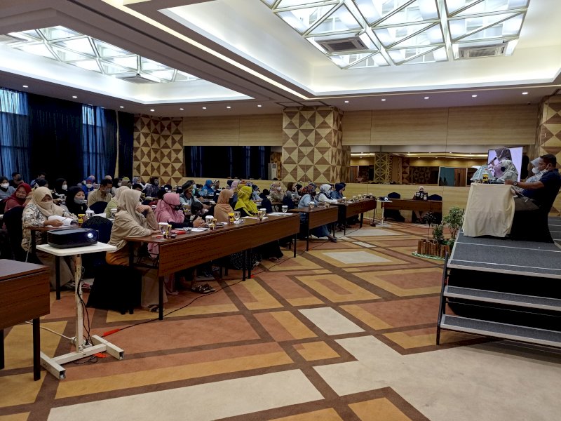 Anggot DPRD Makassar Irmawati Sila saat menggelar Sosper Pemberian ASI Ekslusif. 