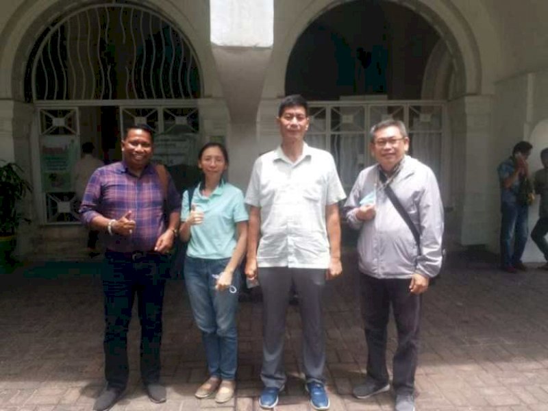 Bernadus dan istrinya usai divonis bebas oleh Pengadilan Negeri Makassar. 