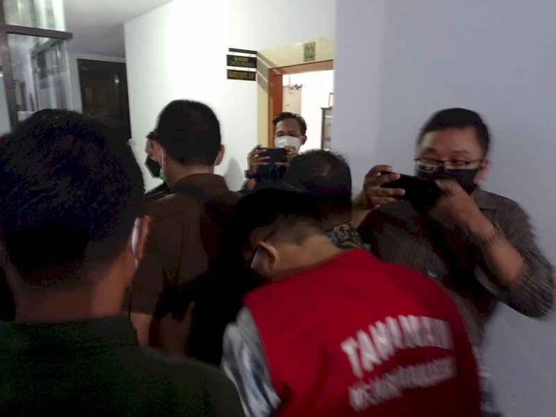 Tersangka dugaan Pungli Kanre Rong saat hendak dibawa ke Lapas Makassar. 