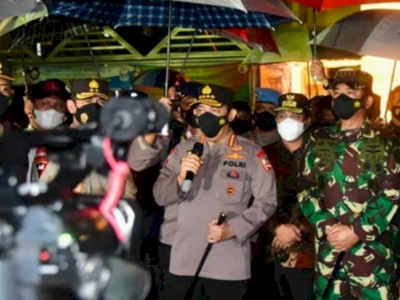 Kapolri Jendral Pol Listyo Sigit Prabowo saat memantau lokasi bom bunuh diri di Makassar. 