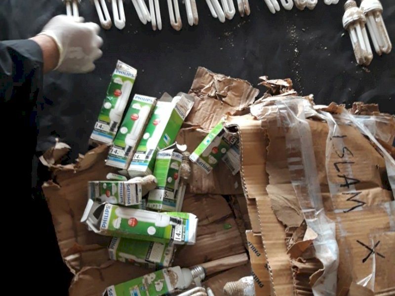 Paket diduga bom yang ditemukan di Makassar. 