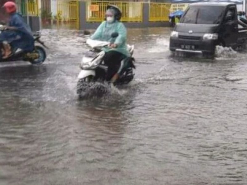 Titik jalan yang mulai tergenang banjir. 