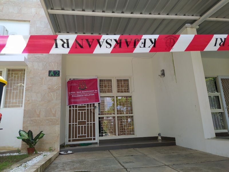 Sebuah rumah milik tersangka di Komplek elit, Clarity di Jipang, Rappocini, Kota Makassar, disita penyidik Kejati Sulsel. 