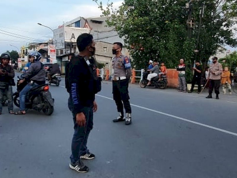 Tim Penikam Polrestabes Makassar bergerak cepat membubarkan tawuran di Jalan Sungai Saddang. (Ist) 