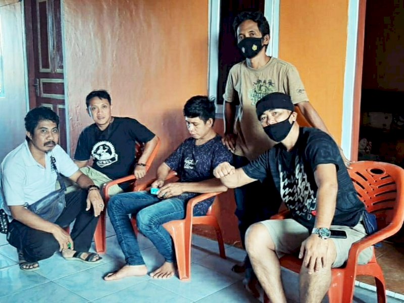 Pelaku Asiruddin (tengah) diciduk di kos-kosannya di dusun Ukke'e Desa Taccorong, Kecamatan Gantarang (ist) 