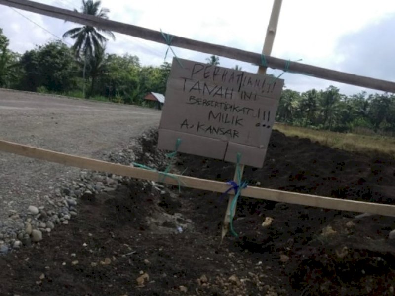 Proyek jalan nasional di Bone yang diblokade warga. 