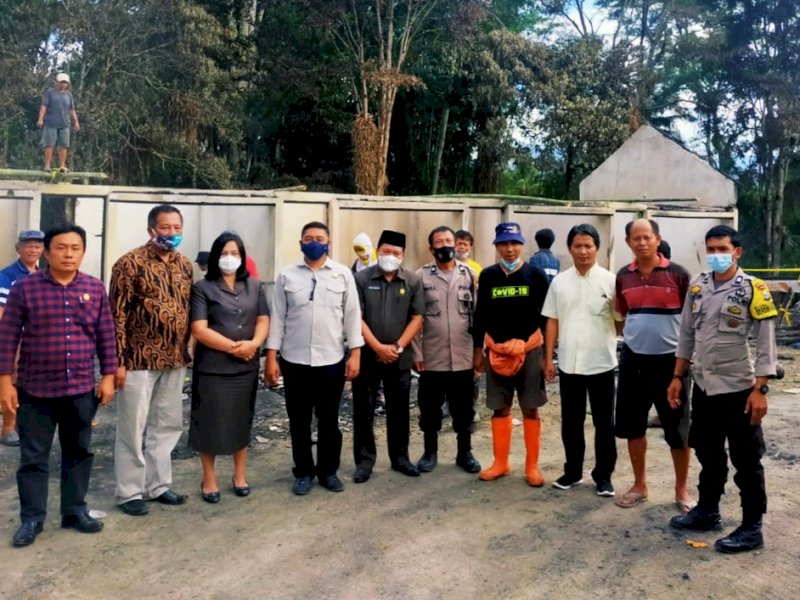 Ketua DPRD Welem Sambolangi dan sejumlah Wakil Rakyat Tana Toraja menyambangi lokasi kebakaran di komplek pasar Sangalla. (Ist) 