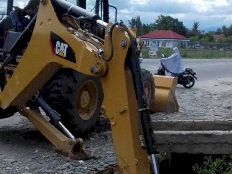 Ekxcavator yang dikerahkan Pemkab Lutra untuk mengatasi genangan air. 