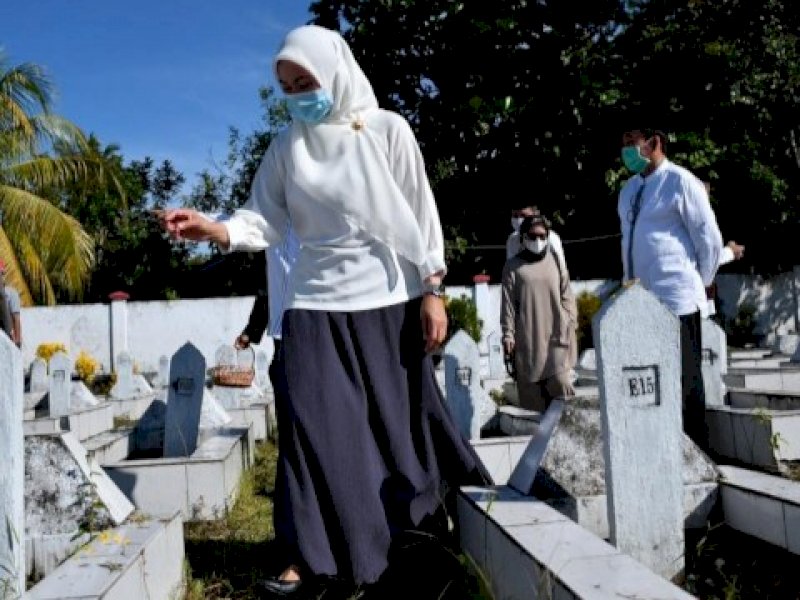 Bupati Lutra Indah Putri Indriani saat ziarah ke makam raja Luwu. 