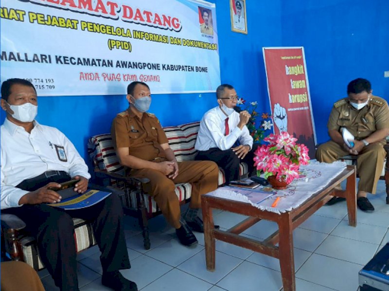 Kepala KPPN Watampone, Rintok Juhirman (tengah) saat berkunjung ke Desa Mallari, Awangpone, Kabupaten Bone. (Ist) 